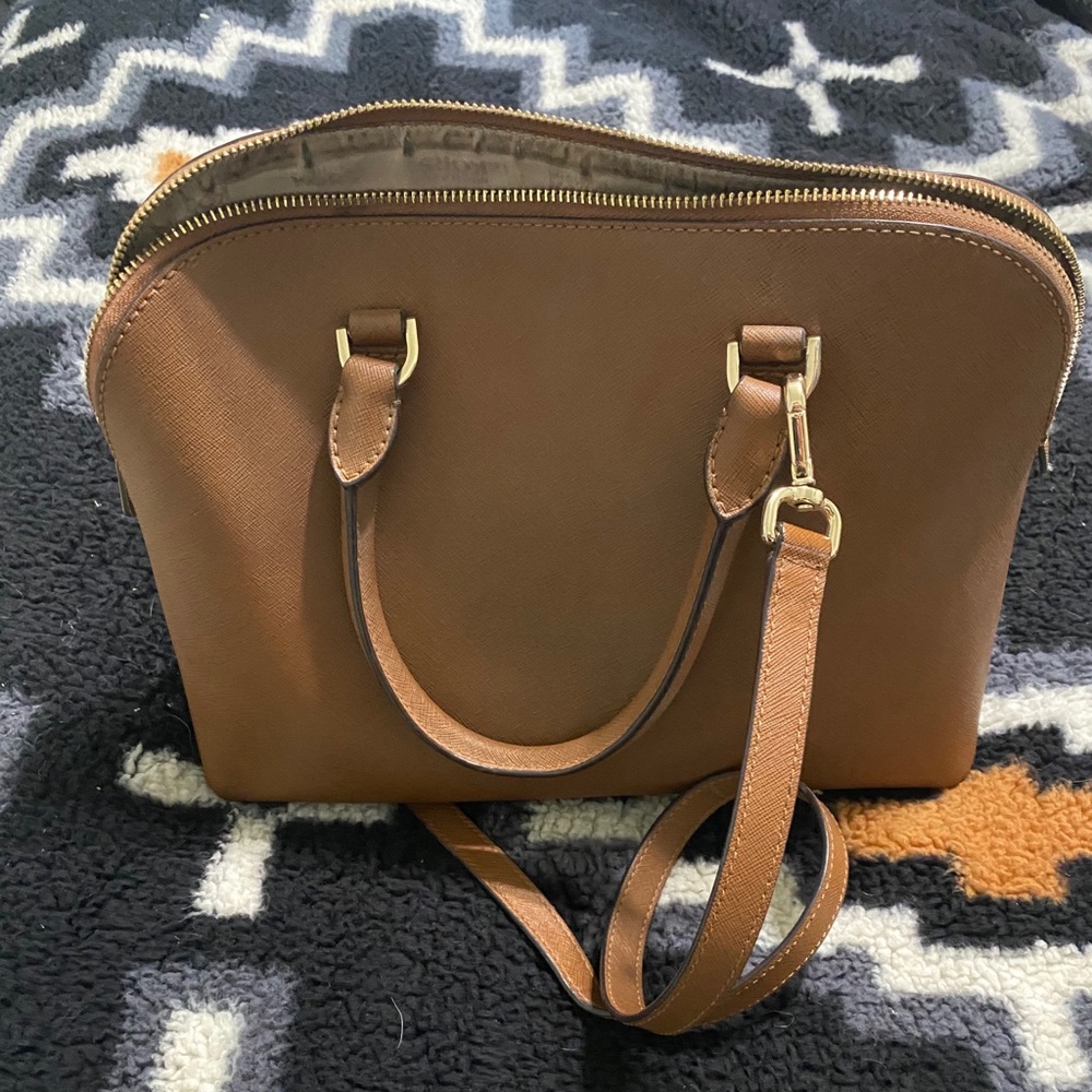 ‼️Last Chance: Donating
Michael Kors Tan Shoulder Bag - Picture 4 of 16